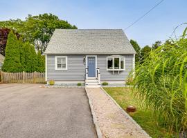 Coastal Charmer Less Than 1 Mi to South Kingstown Beach, casa en Green Hill