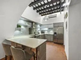 Colonial Villa Just Remodeled 2 floors Indoor Patio & Tub