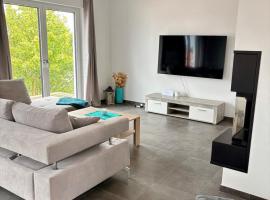 Modern, new home with air cooling, hotel in Kindsbach