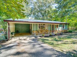 Near State Park and Spring River Family Gem with Yard, hotel em Mammoth Spring