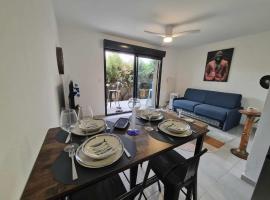 Confortable appartement rez de jardin- terrasse - parking, hotel in Narbonne