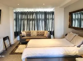 Lovely Commodious, Private Charming Studio, En Suite