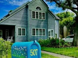 Pet Friendly And Steps To The Bay