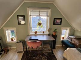 Large room, unique loftspartment, balcony, free parking, hotel in Ålesund
