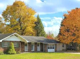 Hoot-N-Holler 5BR Rancher w Hot Tub, Walk to Parkway-FREE Tickets-Nearby Creek