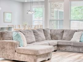 Bike-Friendly Retreat with Fenced Yard & Trails, מלון בBella Vista