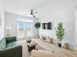 99 Modern 2B2B Near Stockyards, Resort Pool & Gym, 7M to Dickies Stadium, 15M to AT&T stadium