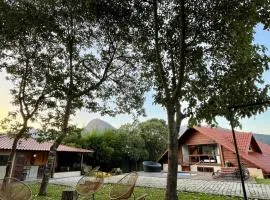 Casa 04 Monte Boa Vista - Conforto com Piscina Privativa, Sauna e Lareira