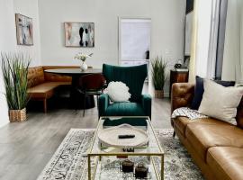 Charming Canal Street Family Retreat in Heart of NOLA, camera con cucina a New Orleans