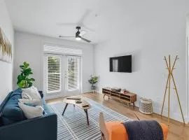 336 Chic 2B2B Near Stockyards, Resort Style Pool & Gym, Golf Simulator, 7M to Dickies Stadium, 15M to AT&T stadium