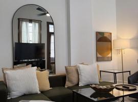 Delightful Canal Street Family Home in Mid-City, villa in New Orleans