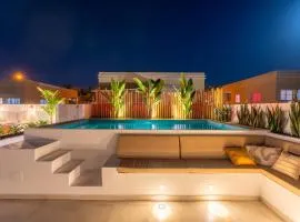 NEW Designer Villa Heated Pool & Sunset Rooftop Airconditioning