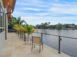 Vista Azul Lake Front Home with Hot Tub and Swim Spa, Fishing Dock, Gym, Game Room with Darts, Ping Pong, A Pool Table and more!, hotel en Miami Lakes