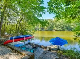 Lakefront Log Cabin Retreat 3br-2ba Hot tub and Kayaks
