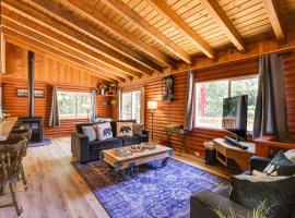 Viesnīca Community Lake Access: Peaceful Cabin in Sonora! pilsētā Sonora