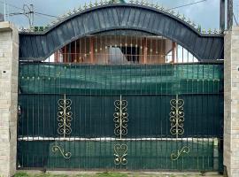 Hospedaje Nacho y Ale 2, con 3 AC, Paso Canoas, CR, διαμέρισμα σε Canoas