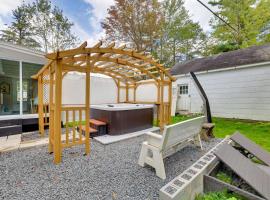 Explore the Poconos! Cozy Creekside Cabin with Patio, hotel i Blakeslee