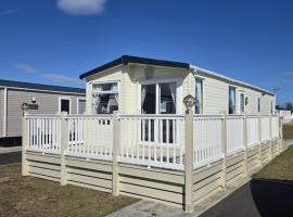 Spacious Modern Seaside Caravan, hotel en Lossiemouth