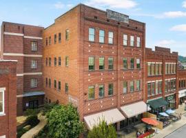 New Downtown JC Loft!，位于约翰逊城的酒店