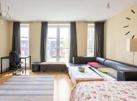 Delightfull spacious room in gorgeous home, hotel in Amsterdam