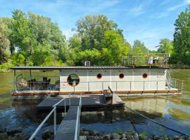 Lilla Privát Lakóhajó Tokaj, hotel in Tokaj