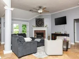 Home in League City, TX with firepit & grill