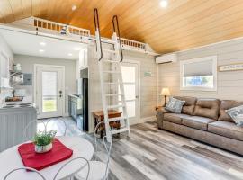 Pet Friendly! Norfork Lake Getaway with Fire Pit, Hotel in Mountain Home