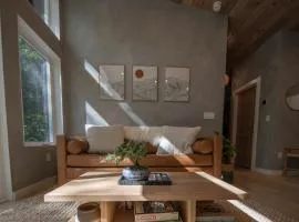 Cozy Luxury Cabin w Hot Tub, Fire Pit, King Bed