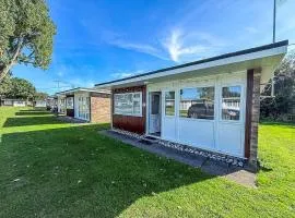 Beautiful Chalet With Free Wifi Nearby Hemsby Beach In Norfolk Ref 59096S