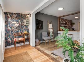 The Crooked Lady Cozy Bungalow near Downtown Calgary with Free Parking, hotel em Calgary