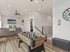 Riverscape Townhome A, Just Steps Gruene Hall, hotel in Gruene