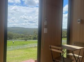 Great little cabin on large horse farm, ξενοδοχείο σε Glenworth Valley