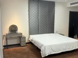 Executive 2 bedroom apartment-king size bed steps from Chinggis khan square