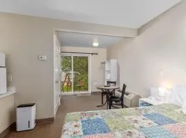 Ground Level Lakeview Room with 1 Double bed suite