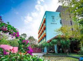 Yangshuo Courtyard Hotel - An all-English team by the Li River