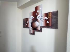 Cozy modern 2 bedroom apartment with comfortable lounge, hotel din Preston