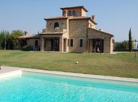 Lago di Chiusi Villa with Pool, Hotel in Sanfatucchio