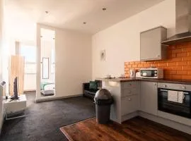 Bright & Modern 1 Bed Apartment in Blackburn Centre