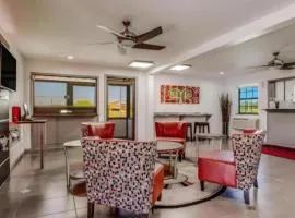 Econo Lodge Inn & Suites