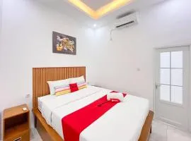 RedDoorz near Alun Alun Tanjunganom Nganjuk 2