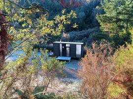 Te Paki Dam View by Tiny Away, hotel in Moutoa