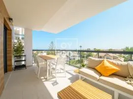 Cobalt Canvas Residence, Luxury Seaview Flat, by OYOOSTAYS