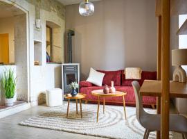 Id&eacute;al pour couple, famille&pros - jusqu'&agrave; 6 pers - Class&eacute; 2 &eacute;toiles - Baignoire Baln&eacute;o - Espace de travail d&eacute;di&eacute; - A 10min de la gare SNCF, du centre ville d'Angoul&ecirc;me, et du Mus&eacute;e de la BD - Parking priv&eacute; et gratuit - Wifi gratuit, hotel com banheiras de hidromassagem em Angoul&ecirc;me