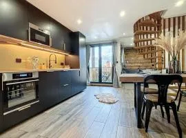 Modern 2BR Apt with Mountain Views & Private Parking