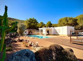 Amazing Finca With Pool & Forest - 4BR - Walk to UNVRS and AMNESIA, vila v destinaci San Antonio