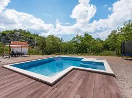 Villa in Neoric with Pool and Bubble Bath
