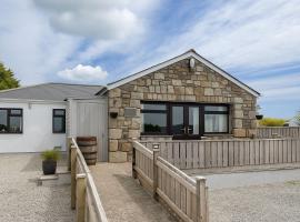 Wheal Francis - Hot Tub - Accessible Bungalow - Free Wi-Fi - Parking, bungalow in Helston