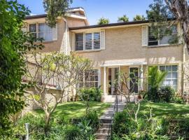 Private Dee Why Townhouse Relaxed and Coastal, hotelli kohteessa Deewhy