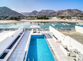 Luxurious 4-Bedroom Villa with Assistant Room and Private Pool in Al Dana Island, Fujairah by Deluxe Holiday Homes, hotel em Fujairah