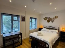 Townhouse Studio with Kitchen & Ensuite - Great Location